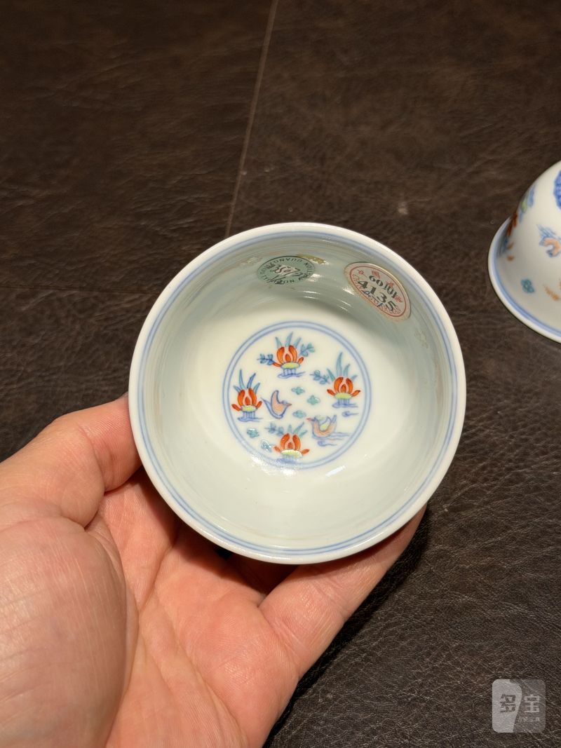清中期 “三和堂制”款斗彩莲池鸳鸯纹茶圆一对 - 图8